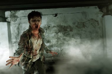 Terk edilmiş binada korkunç zombi