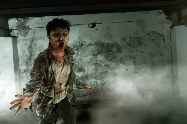 Terk edilmiş binada korkunç zombi