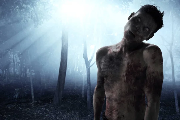 Skrämmande zombie på skogen — Stockfoto