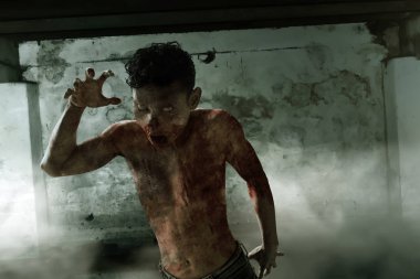 Terk edilmiş eski bina üzerinde korkunç zombi