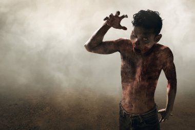 Duman arka plan üzerinde korkunç zombi