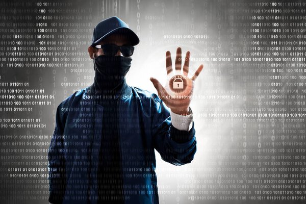 Хакер разблокирует компьютерные данные
