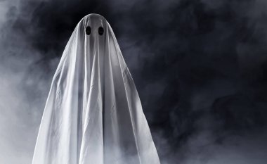 Duman arka plan üzerinde gizemli hayalet