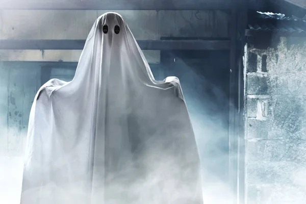 Ghost a kísértetjárta házban éjjel — Stock Fotó