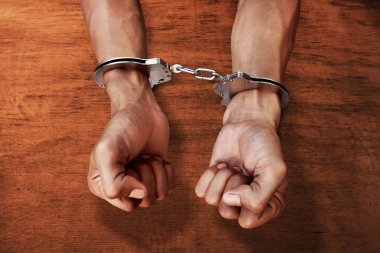 Polis Teşkilatı kelepçeli adam eller