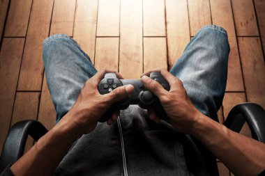 Gün içinde ev video oyunları oynarken adam