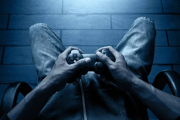 Hombre jugando videojuegos en casa por la noche — Foto de Stock