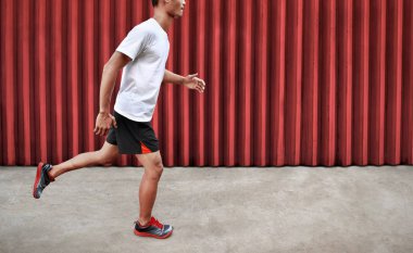 Asfalt yolda koşan adam