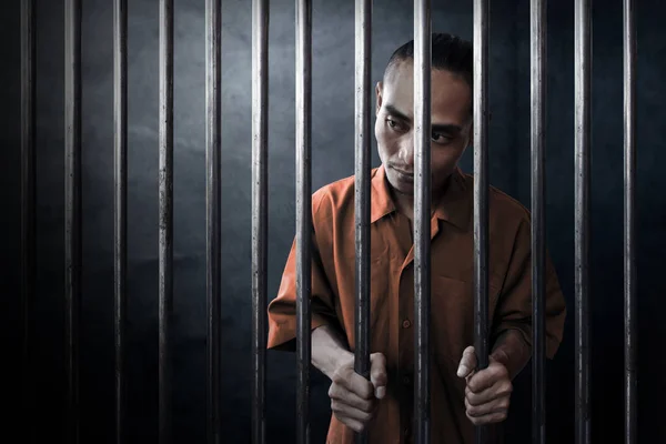 어두운 감옥에서 아시아 남자 — 스톡 사진
