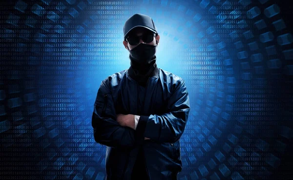 Hacker sconosciuto in piedi su codice binario — Foto Stock