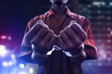 Kelepçeli tutuklandı adam