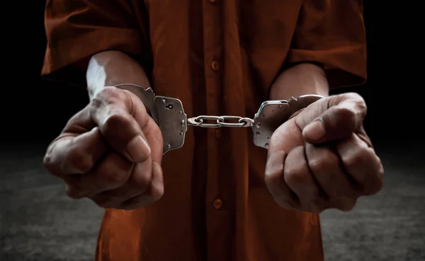 Арестованный мужчина в наручниках — стоковое фото