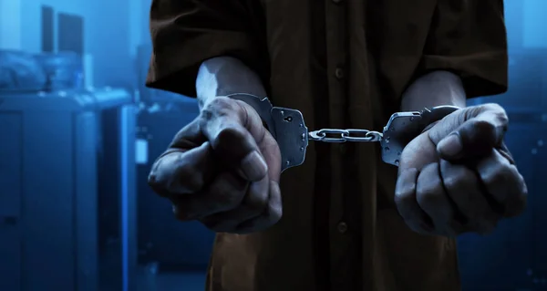 Заарештований чоловік в наручниках — стокове фото