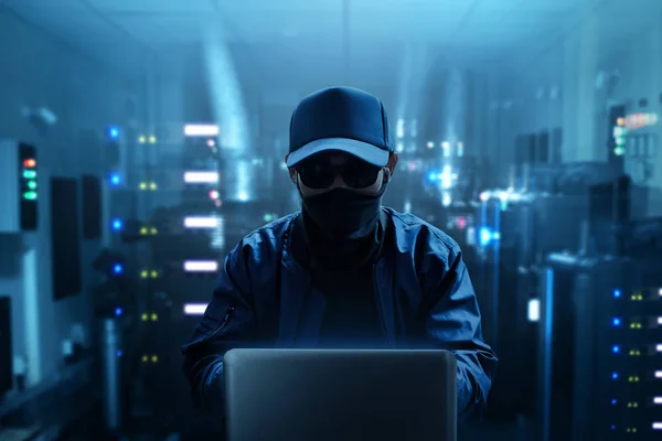 Hacker mit Laptop im Serverraum — Stockfoto