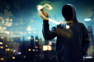 Bilinmeyen kukuletalı bilgisayar korsanı