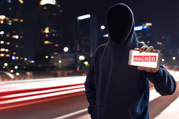 Hacker Memegang Ponsel — Stok Foto