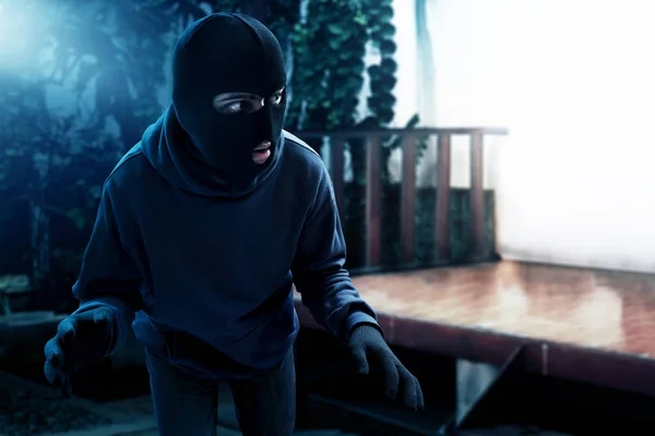 Maskeli Hırsızın Evine Gizlice — Stok fotoğraf