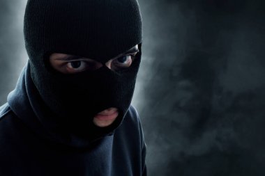 Yün duman arka plan üzerinde hırsız