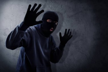 Geceleri maskeli hırsız yakalandı