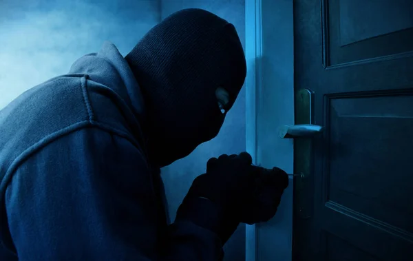 ロックされた扉を開くロック ピッカーを使用してマスクの泥棒 — ストック写真