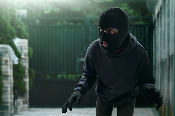 Masked Thief Sneak House — Stock Photo, Image