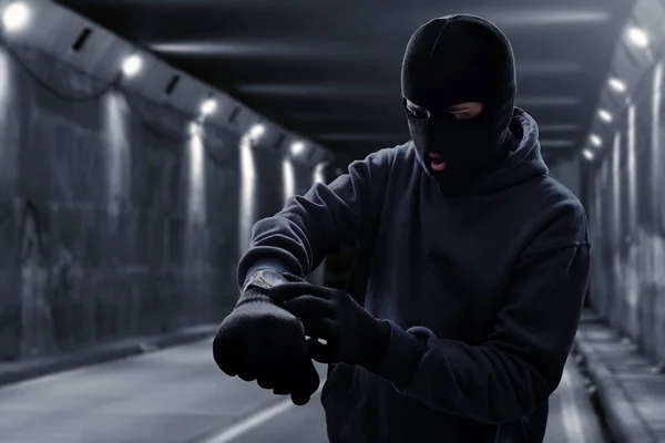 トンネルで待機している仮面の泥棒 — ストック写真