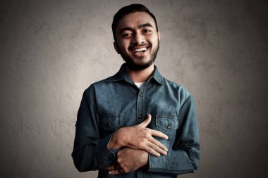 İfade gülen Asyalı adam