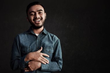 İfade gülen Asyalı adam