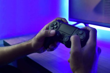 Video oyunu oynayan adam