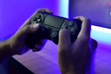 Video oyunu oynayan adam