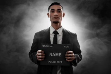 MugShot suçlunun duman arka plan üzerinde