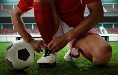 Ayakkabı bağlama futbolcu