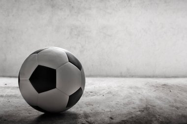 Deri futbol topu duvar arka plan üzerinde