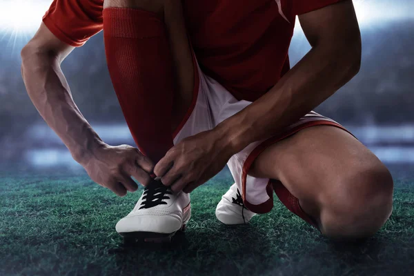 足球运动员系鞋带 — 图库照片