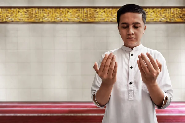 Мусульманин Молящийся Мечети — стоковое фото