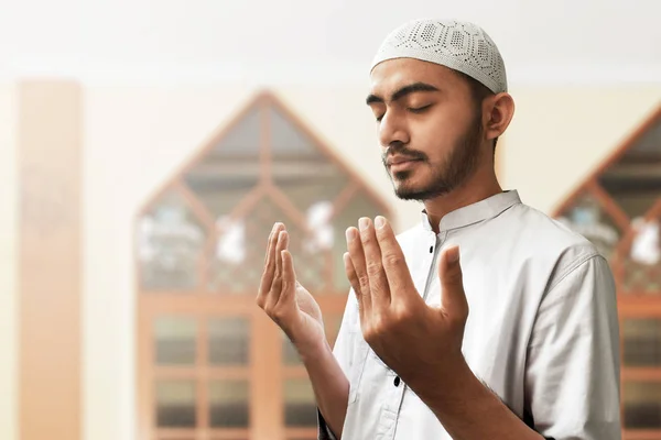 Religiöser Muslimischer Mann Betet — Stockfoto