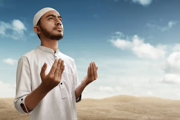 Religiöser Muslimischer Mann Betet — Stockfoto