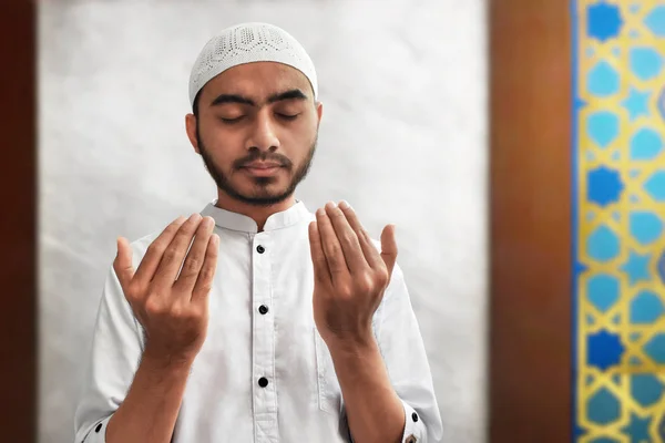 Homem Muçulmano Rezando Mesquita — Fotografia de Stock