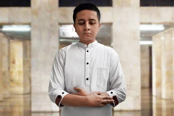 Μουσουλμάνος Άνθρωπος Προσεύχεται Στο Τζαμί — Φωτογραφία Αρχείου