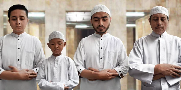 Muçulmano Rezando Mesquita — Fotografia de Stock