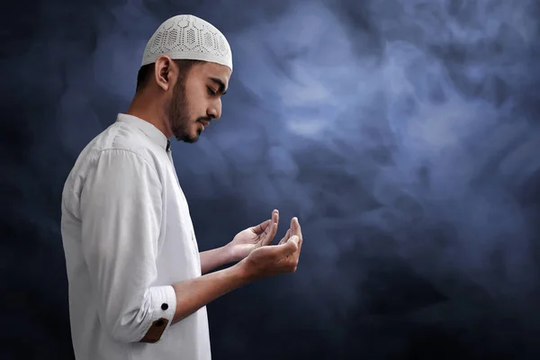 Θρησκευτικές Μουσουλμανική Άνθρωπος Που Προσεύχεται — Φωτογραφία Αρχείου