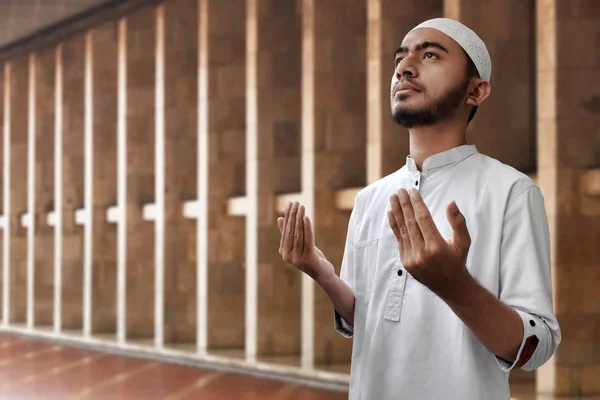 Молящийся Мусульманин — стоковое фото
