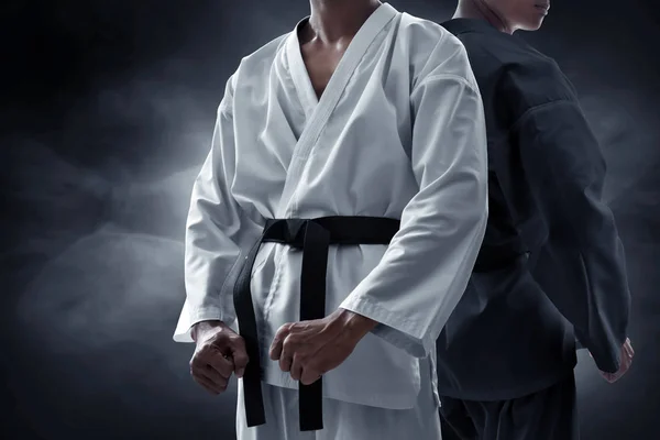 Dwa Walki Karate Fighter Ciemnym Tle — Zdjęcie stockowe