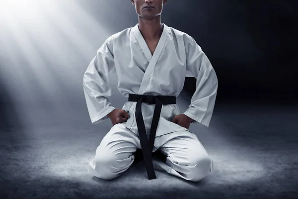 Karate Kampfsportler Auf Dunklem Hintergrund — Stockfoto