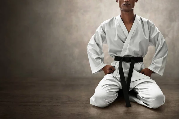 Karate Bojová Umění Bojovník Sedí — Stock fotografie