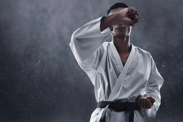 Karate Lutador Artes Marciais Fundo Escuro — Fotografia de Stock