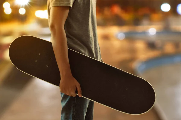 Man Holding Skateboard Skatepark — ストック写真