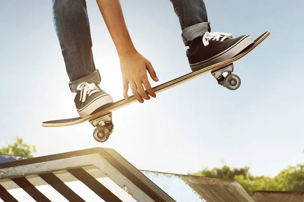 Skateboarder Skateboarding Στο Πάρκο — Φωτογραφία Αρχείου