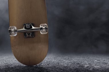 Asfalt yolda tahta kaykay güvertesi.