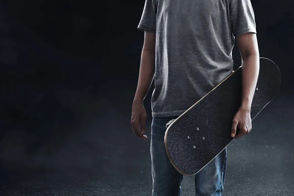 Άνθρωπος Που Κρατά Skateboard Στο Δρόμο — Φωτογραφία Αρχείου